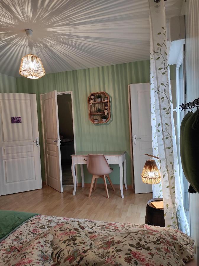 فندق Le Logis Du Livier Saint-Georges-sur-Layon الغرفة الصورة