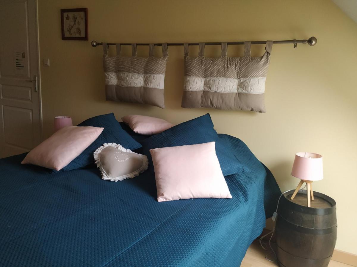 فندق Le Logis Du Livier Saint-Georges-sur-Layon الغرفة الصورة
