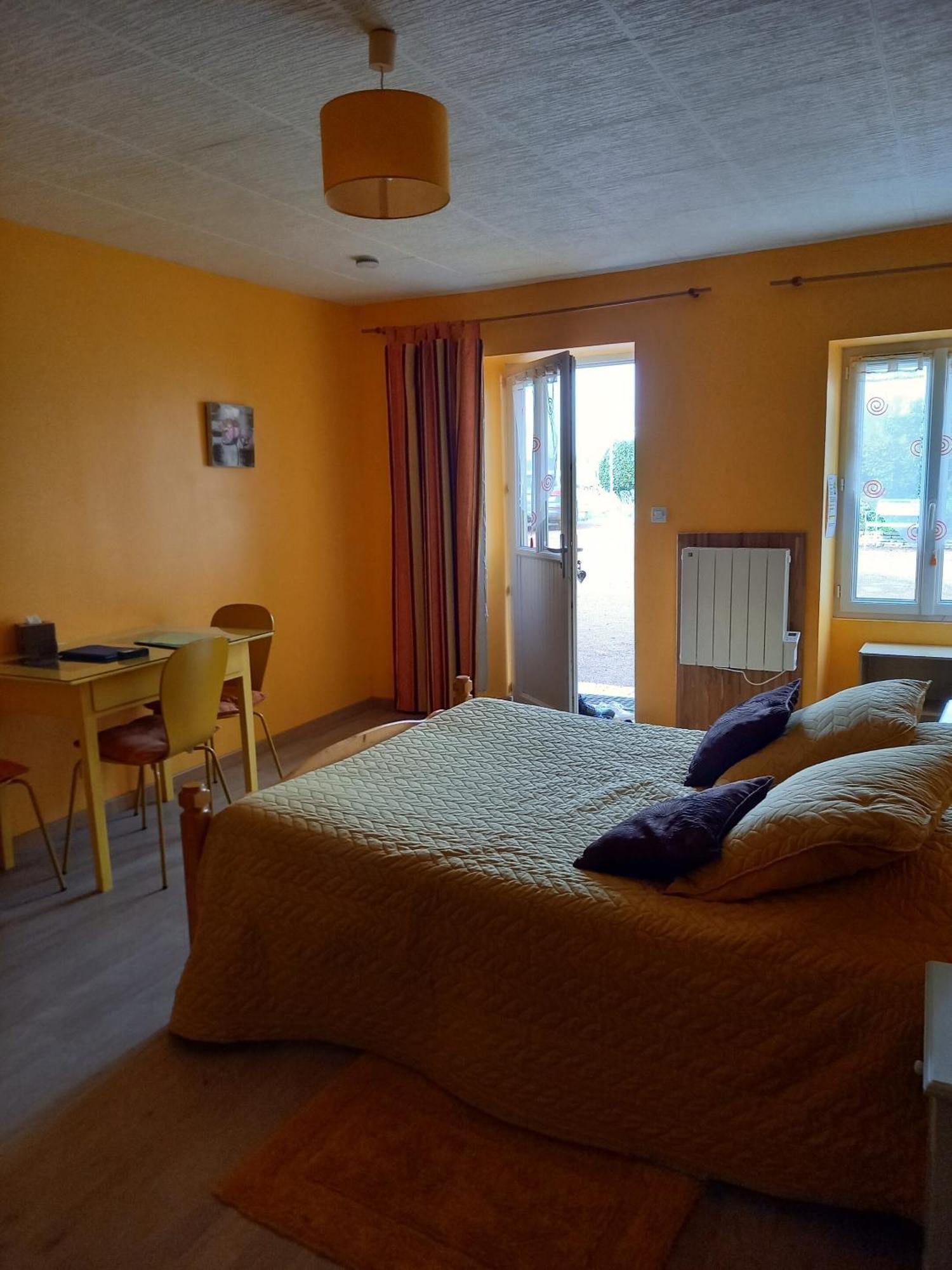 فندق Le Logis Du Livier Saint-Georges-sur-Layon الغرفة الصورة